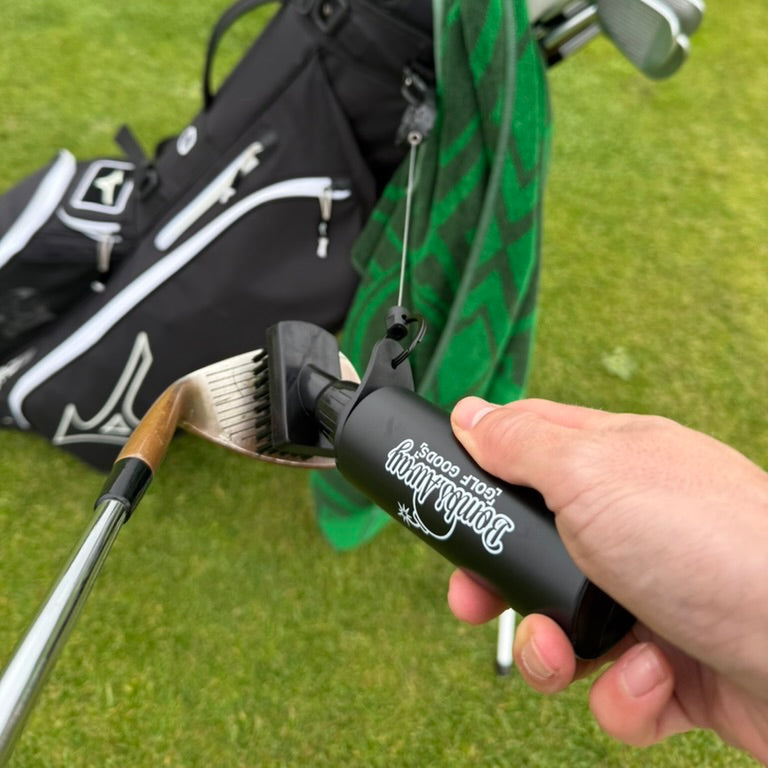 Golf club cleaning brush with water